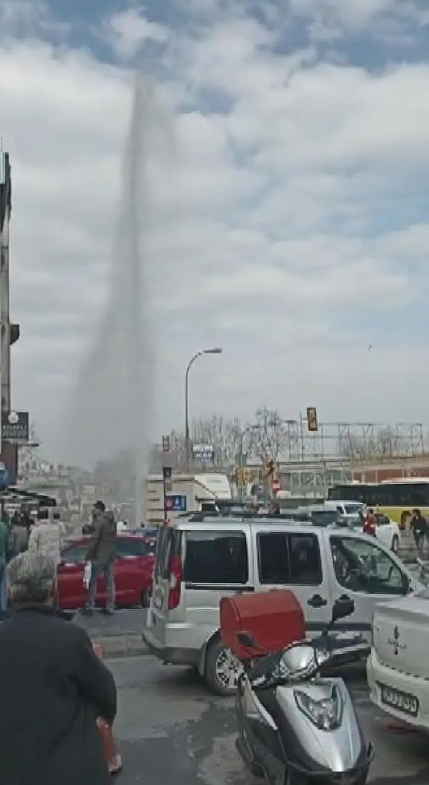 Eminönü'nde su borusu patladı 