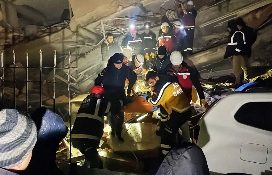 Enkaz altındakiler için zamana karşı yarış 81