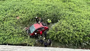 Otomobil istinat duvarından düştü:  5 kişi yaralandı