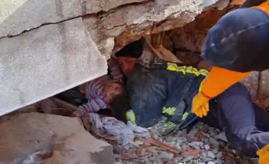 Enkaz altındakiler için zamana karşı yarış 62