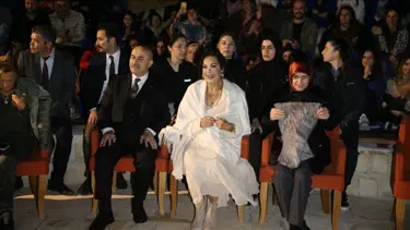 Türkan Şoray rol aldığı filmi Mardin'de açık hava sinemasında sevenleriyle izledi