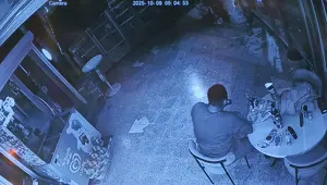 Marketin camını kırıp içeri girdi: Yedi, içti ve gitti