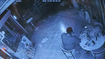 Marketin camını kırıp içeri girdi: Yedi, içti ve gitti