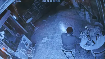 Marketin camını kırıp içeri girdi: Yedi, içti ve gitti