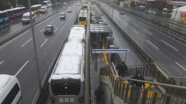 Bahçelievler'de metrobüs kazası: 3 yaralı
