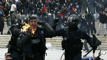 Yunan halkı olası bir kaosa karşı silahlanıyor