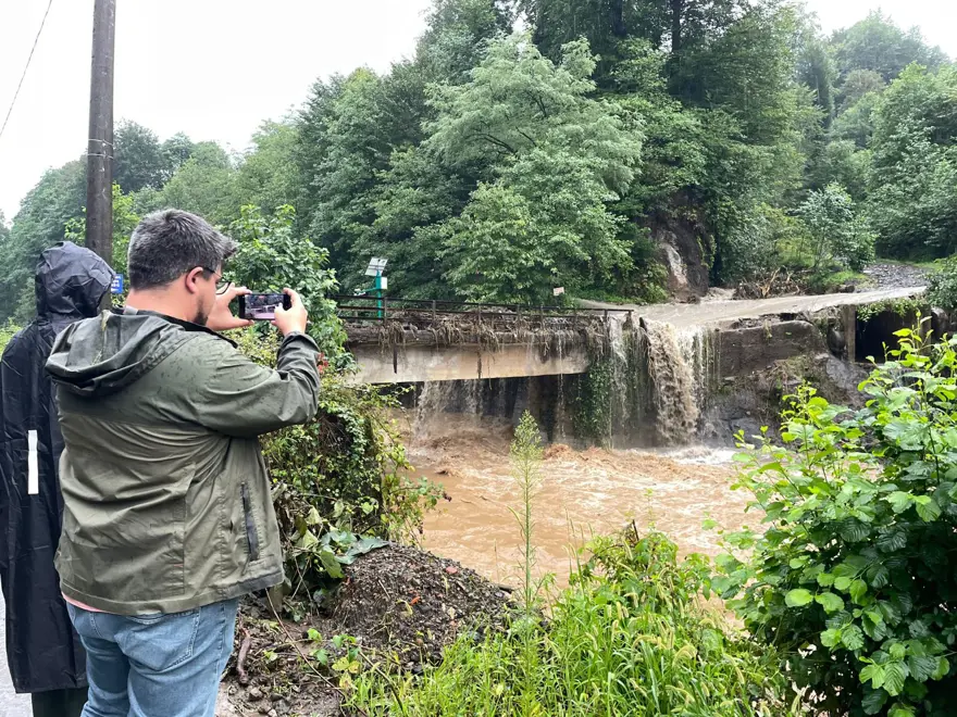Rize'de sağanak ve heyelan: 11 ev boşaltıldı, karayolu çöktü 3