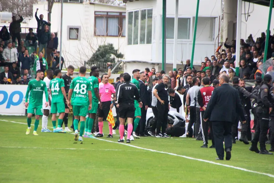 Bodrum FK-Eyüpspor maçında ortalık karıştı: Arda Turan'a yabancı madde atıldı, bir futbolcu hastaneye kaldırıldı 14