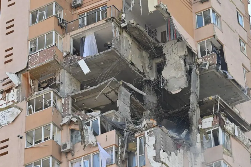 KİEV'DE BİNAYA İSABET EDEN BOMBA 