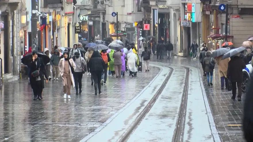 Beylikdüzü'nde kar Taksim'de karla karışık yağmur Beylikdüzü'nde kar Taksim'de karla karışık yağmur