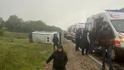 Tarım işçilerini taşıyan minibüs devrildi: 14 yaralı