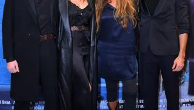 Bennu Gerede, Bilge Öztürk ile birlikte objektif karşısına geçti