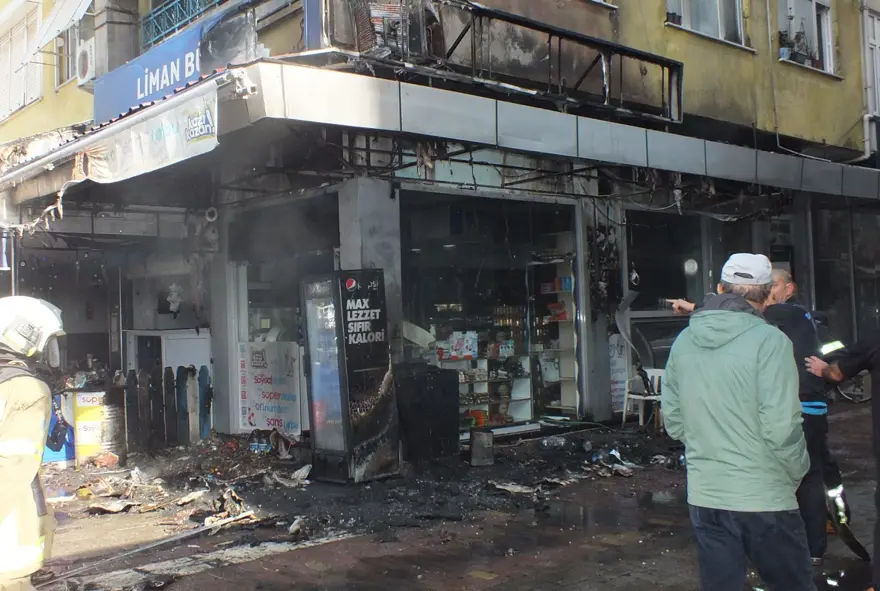 Büfede başlayan yangın 3 katlı apartmanı sardı 3