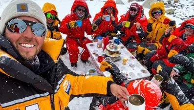 Everest’in zirvesinde çay partisi yapan dağcılar Guinness Rekorlar Kitabı’na girdi