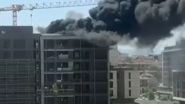 İnşaatın çatısı yandı, dumanlar gökyüzünü kapladı