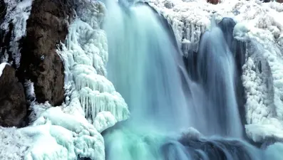 Van'da doğa harikası Muradiye Şelalesi kısmen dondu