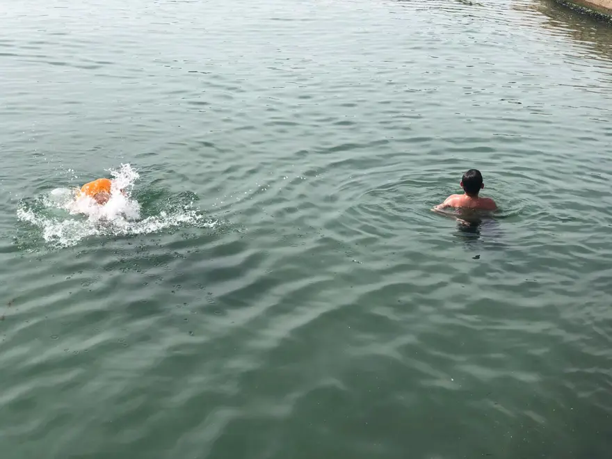 Büyükçekmece Sahili'nde yasağa rağmen denize girdiler 4