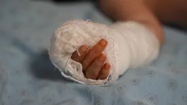 Serumu çıkarmak isterken üç aylık bebeğin parmağını kesti