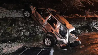 Kocaeli'de uçuruma düşen cipin sürücüsü yaralandı