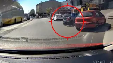 Ara sokağa dönen otomobil sürücüsü motosiklete çarptı