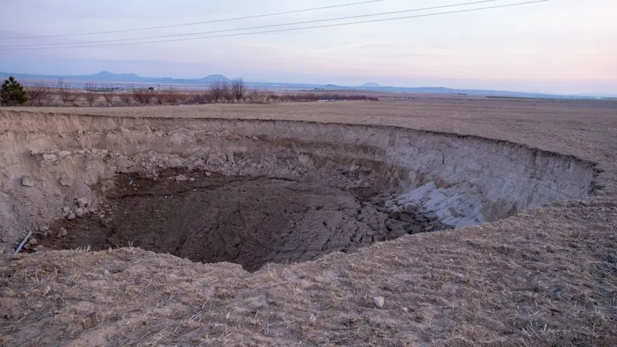 Konya'da 12 metre derinliğinde obruk oluştu | Depremle bağlantısı var mı? 5