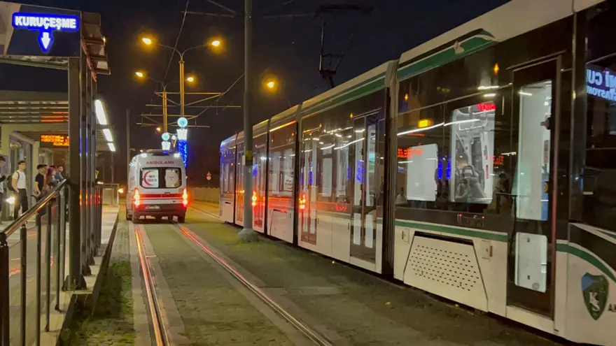 Bıçaklı satırlı kavga:Yaralı genç tramvay durağına sığındı 3 Bıçaklı satırlı kavga:Yaralı genç tramvay durağına sığındı 3