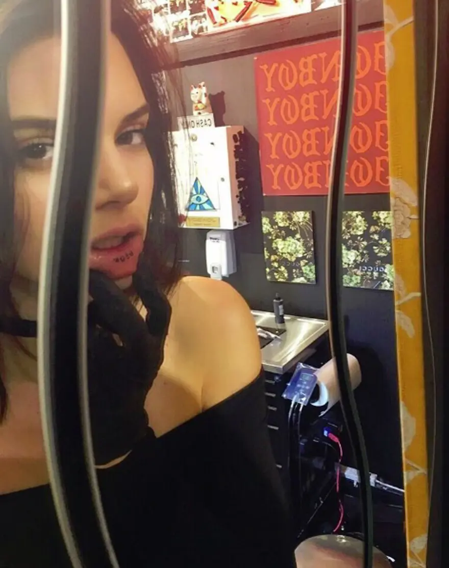 DÖVMESİNİ GÖSTERDİ 4 DÖVMESİNİ GÖSTERDİ 4