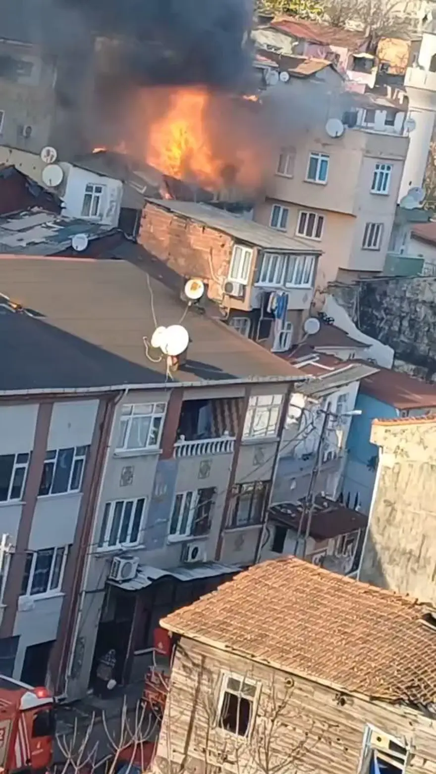 Beyoğlu'nda gecekondu yangını 4 Beyoğlu'nda gecekondu yangını 4