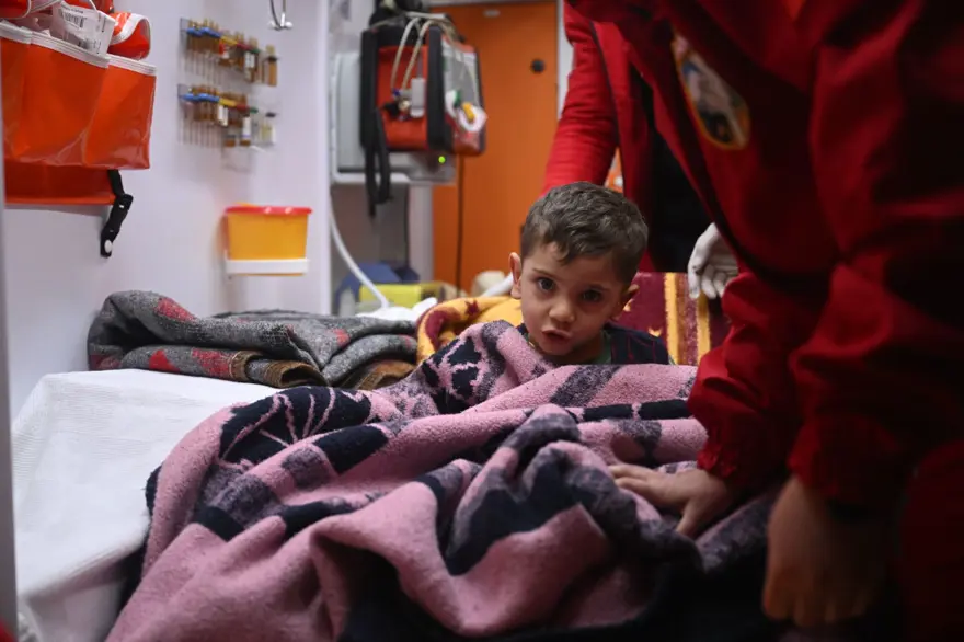 Enkaz altındakiler için zamana karşı yarış 112