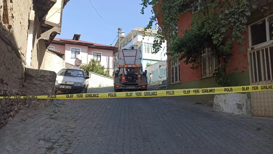 Ölenpolisin eşi “bomba gömdü” dedi, evin bahçesinde bomba araması yapıldı 3 Ölenpolisin eşi “bomba gömdü” dedi, evin bahçesinde bomba araması yapıldı 3