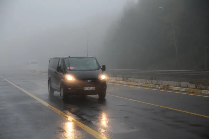 Bolu Dağı geçişinde yoğun sis: Görüş mesafesi 45 metreye düştü 3