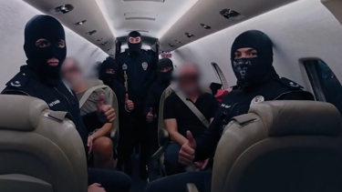 Kırmızı bültenle aranıyordu: BAE'de yakalanan iki kişi Türkiye'ye getirildi