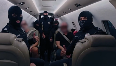 Kırmızı bültenle aranıyordu: BAE'de yakalanan iki kişi Türkiye'ye getirildi