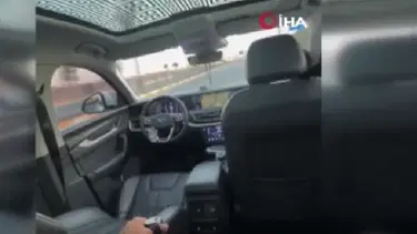 Direksiyona pet şişe sabitledi arka koltuğa geçip video çekti
