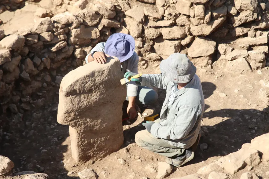 Neolitik döneme ışık tutacak! Taşta 11 bin yıllık eşek çizimi 5