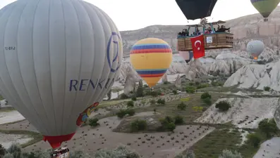 Kapadokya'da balonlar Türk bayraklarıyla uçtu