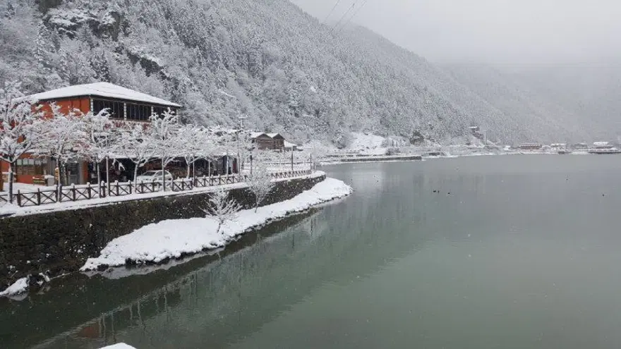 Uzungöl beyaza büründü, seyrine doyumsuz manzaralar oluştu 6