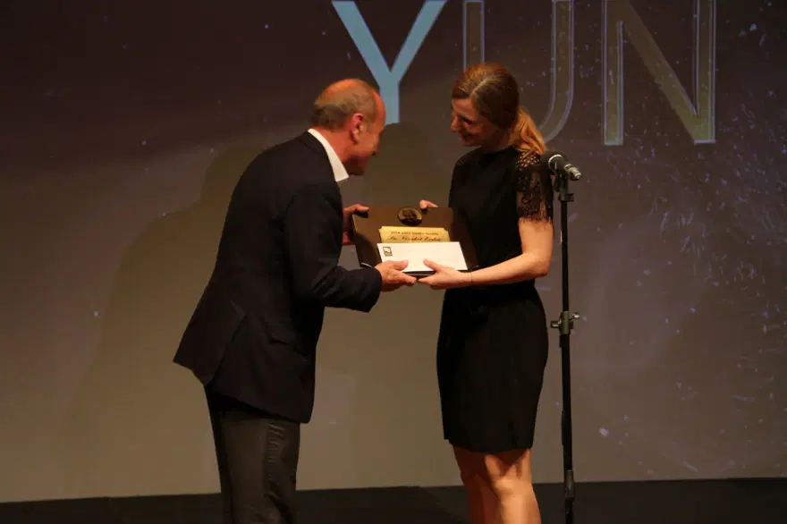 Savaş Dinçel'in 77'nci yaşı Savaş Dinçel Tiyatro Ödülleri'yle kutlandı 16 Savaş Dinçel'in 77'nci yaşı Savaş Dinçel Tiyatro Ödülleri'yle kutlandı 16