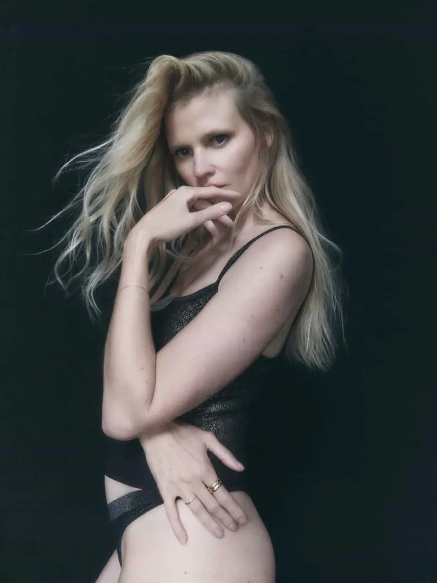 Lara Stone CUUP iç çamaşırlarının Noel kampanyası için poz verdi 3