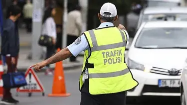 Muğla'da dur hitarına uymayan 14 yaşındaki çocuk, otomobiliyle polis aracı çarpınca yakalandı