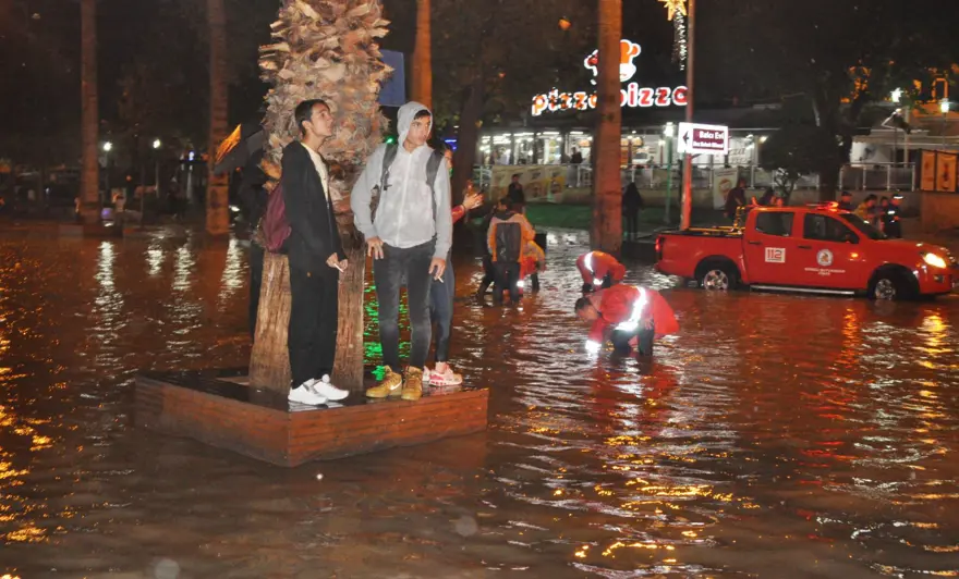 Denizli'de yağış hayatı olumsuz etkiledi 1