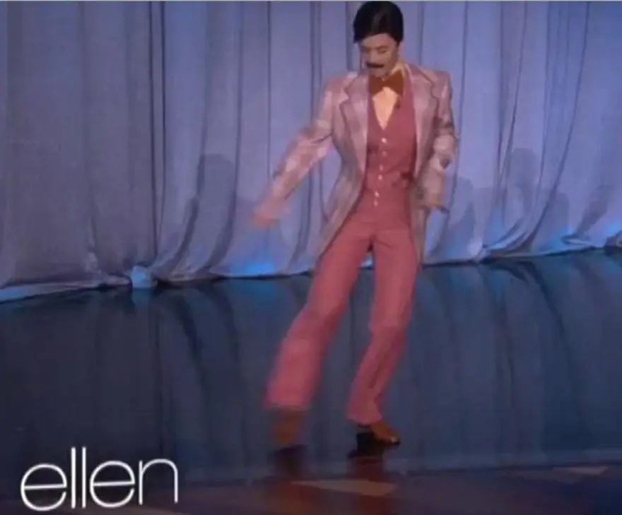 Erkek kostümüyle sahneye çıktı 3