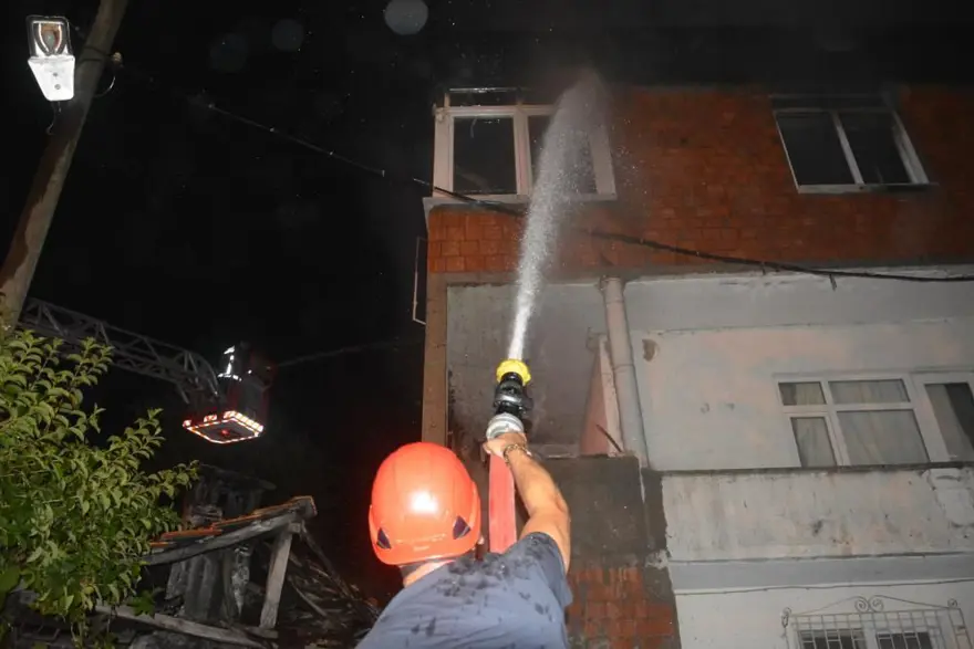 Eşiyle tartışıp, evi ateşe verdi 