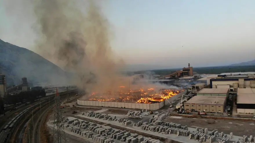 5 gündür yanan Söke'deki kağıt fabrikası kısmen kontrol altında 8 5 gündür yanan Söke'deki kağıt fabrikası kısmen kontrol altında 8