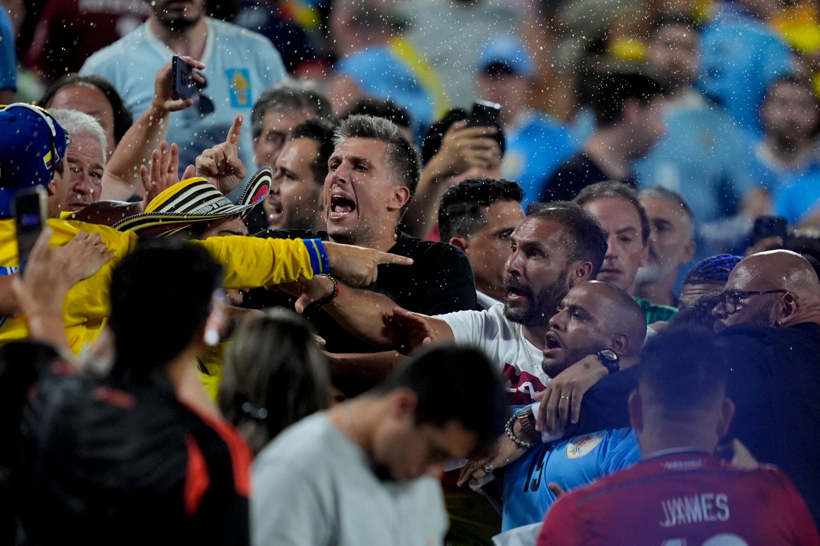 Uruguaylı futbolcular, mağlubiyetin ardından taraftarlara saldırdı
