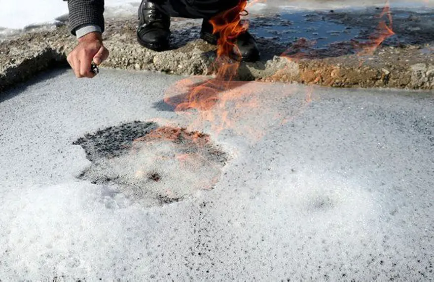 Erzurum'da bir doğa harikası! Suyun üstündeki köpükler alev alıyor 4