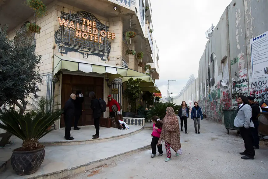 Banksy'den dünyanın en kötü manzaralı oteli 2 Banksy'den dünyanın en kötü manzaralı oteli 2
