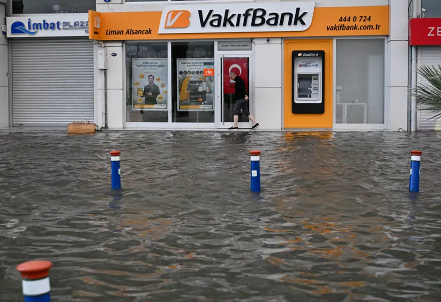 İzmir'i sağanak ve fırtına vurdu: Kıyı şeridi su altında! 20
