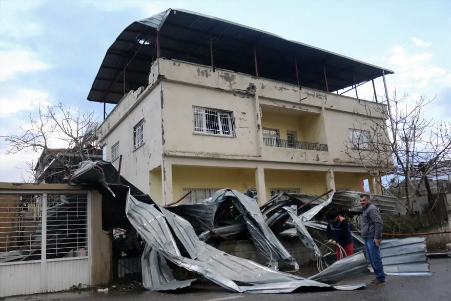 Fırtına nedeniyle 2 TIR devrildi 7