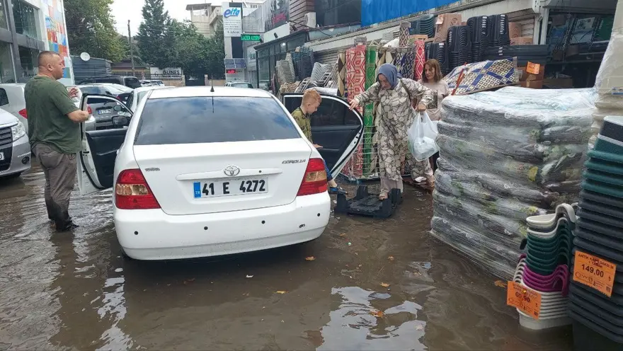 Kocaeli'de sağanak yağış: Yollar göle döndü 8
